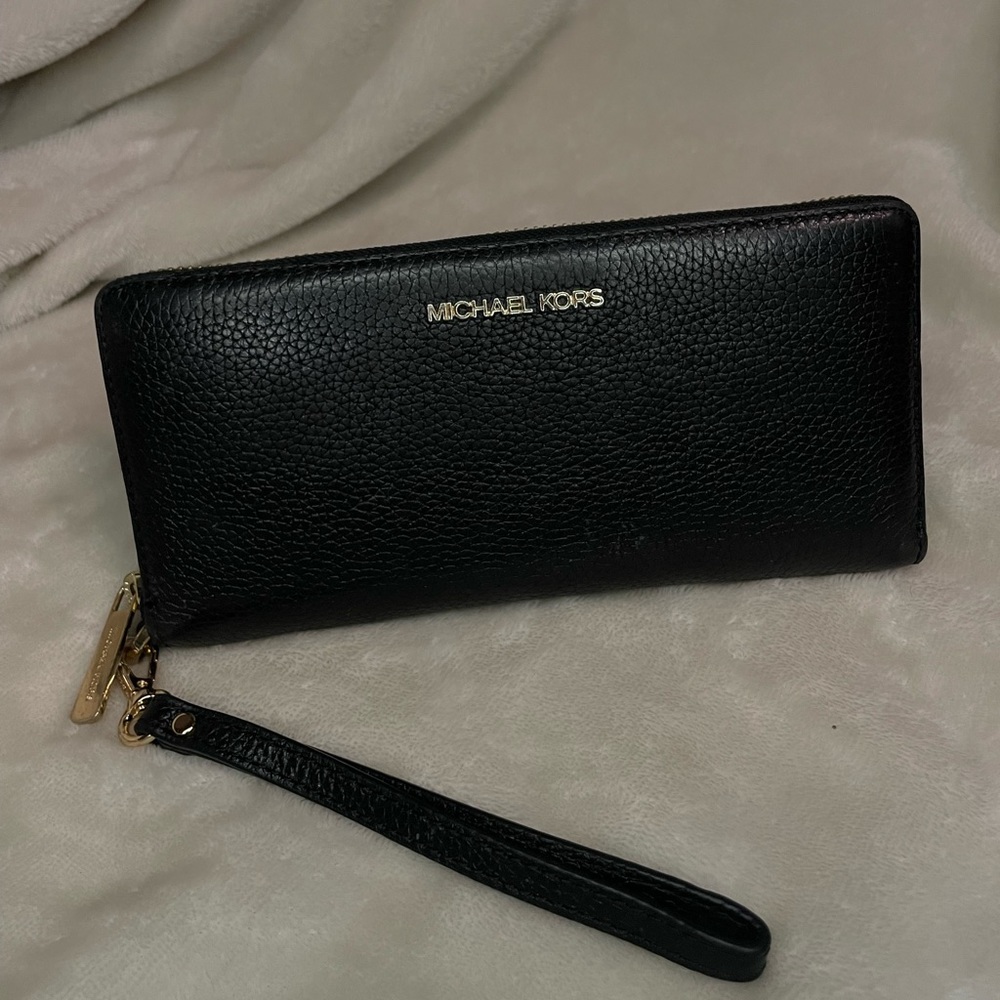 Micheal Kors Leather Continental Wristlet